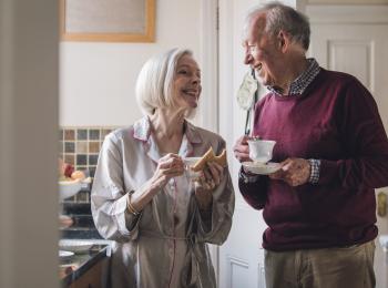 Gepensioneerd stel in de keuken