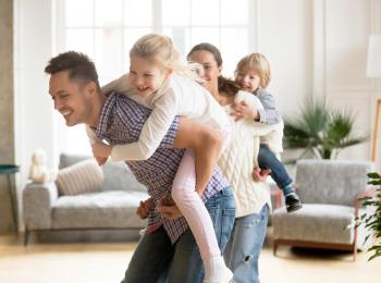 Gezin heeft het gezellig in huis